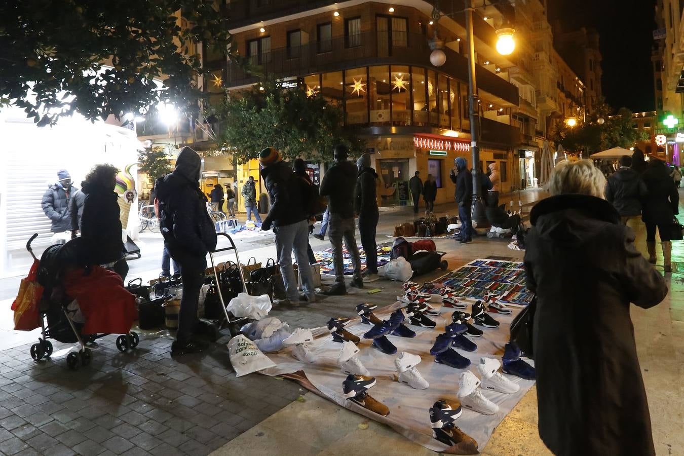 Fotos de las ventas de manteros en el centro de Valencia