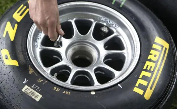 Cambio de un neumático de Pirelli en la Fórmula1.
