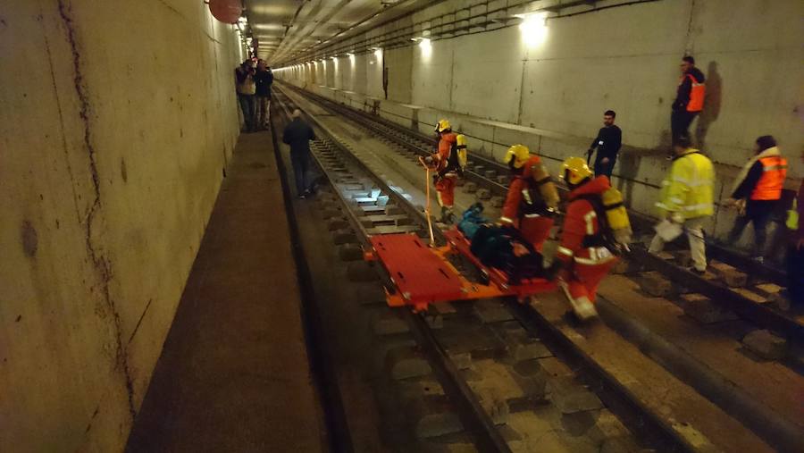 Efectivos de seguridad, sanitarios y voluntarios participan en un simulacro de madrugada entre las paradas de Faitanar y Quart de Poblet