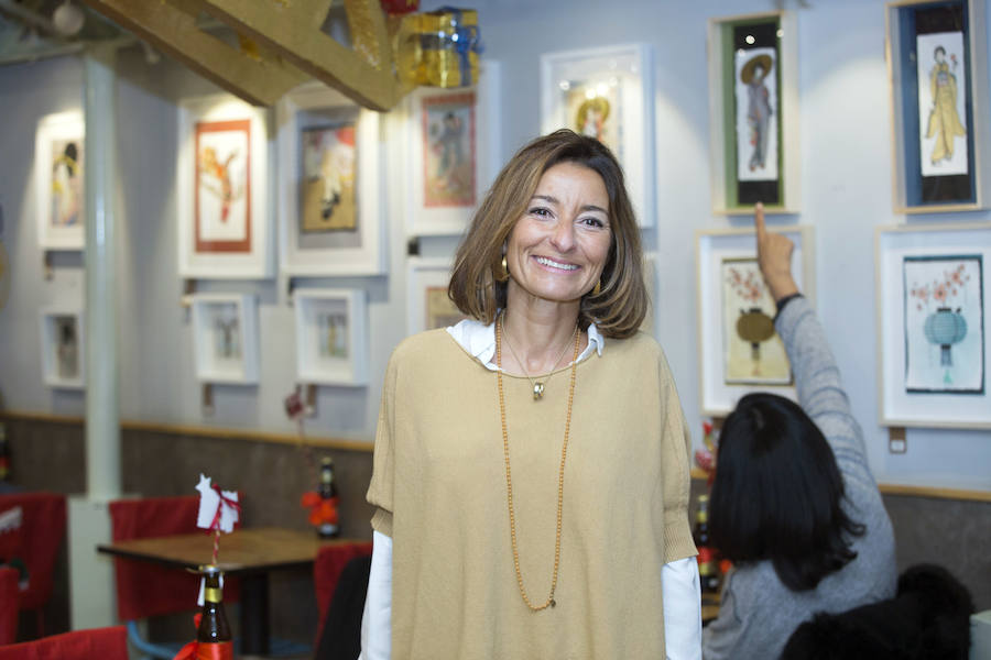 El Mercado de Colón acogió la inauguración de la exposición de Cristina Peris con collages nipones bajo el título 'UKIYO-E o Mundo Flotante'. Y lo hizo en un mercadillo navideño en el que se sirvieron ostras, quesos y cervezas