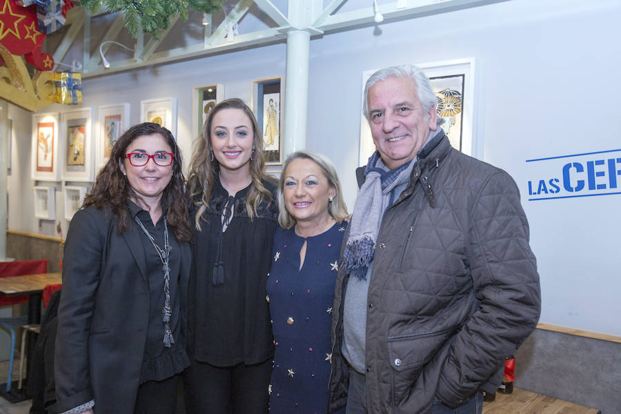 El Mercado de Colón acogió la inauguración de la exposición de Cristina Peris con collages nipones bajo el título 'UKIYO-E o Mundo Flotante'. Y lo hizo en un mercadillo navideño en el que se sirvieron ostras, quesos y cervezas