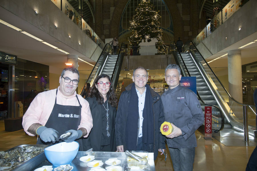 El Mercado de Colón acogió la inauguración de la exposición de Cristina Peris con collages nipones bajo el título 'UKIYO-E o Mundo Flotante'. Y lo hizo en un mercadillo navideño en el que se sirvieron ostras, quesos y cervezas