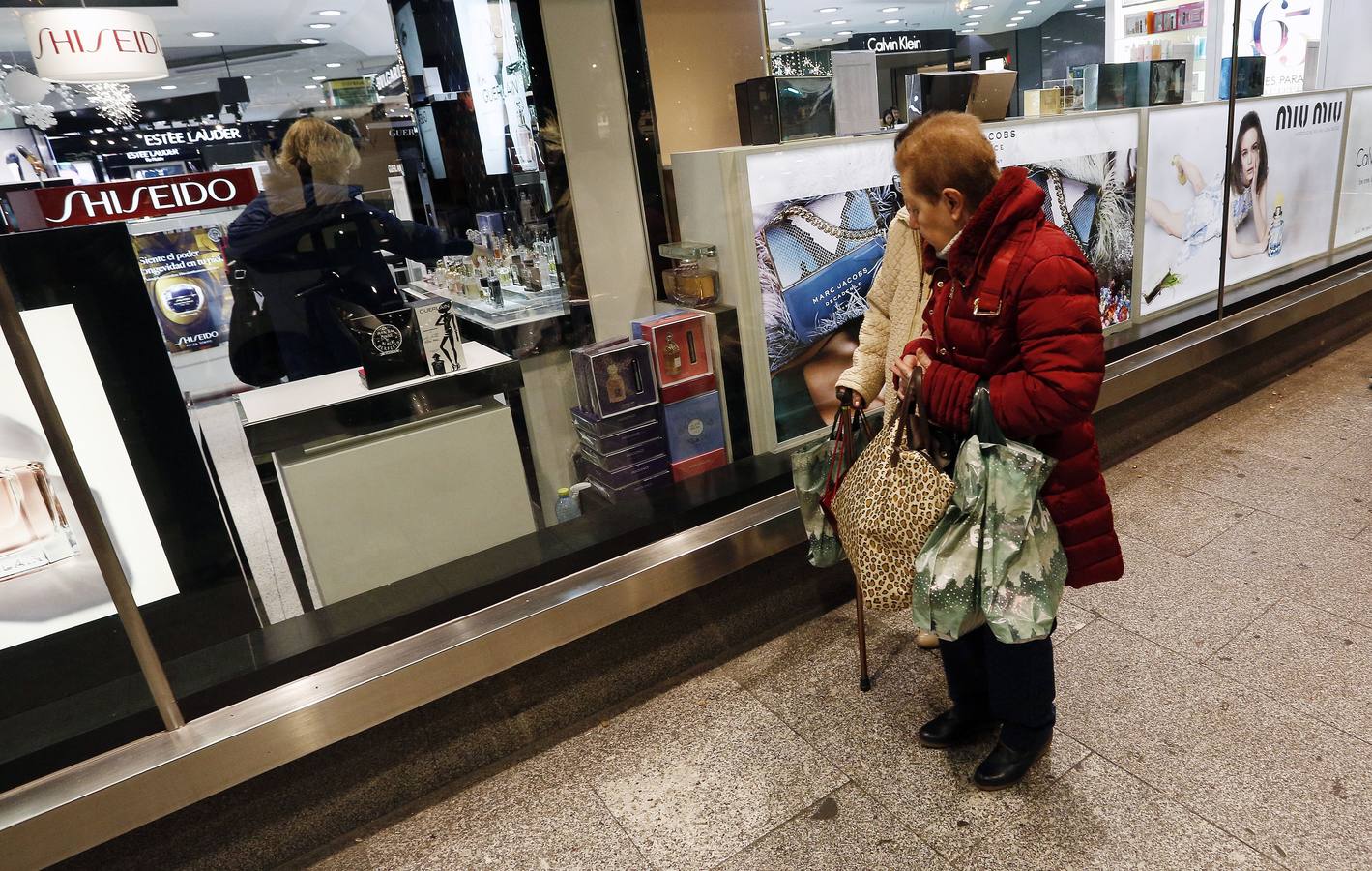 Fotos de compras navideñas en el centro de Valencia en el inicio de puente de la Constitución