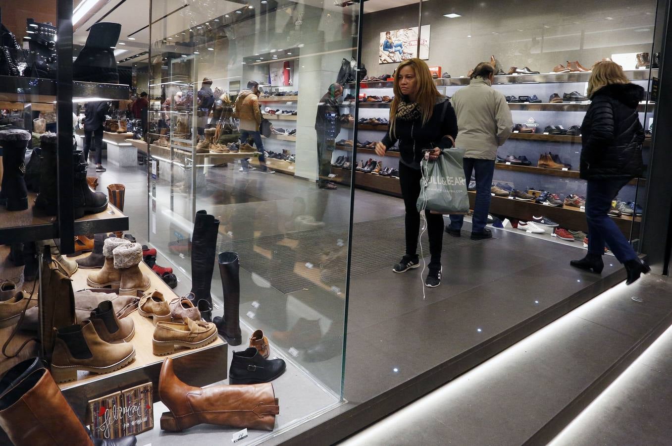 Fotos de compras navideñas en el centro de Valencia en el inicio de puente de la Constitución