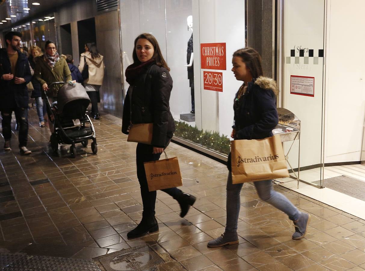 Fotos de compras navideñas en el centro de Valencia en el inicio de puente de la Constitución