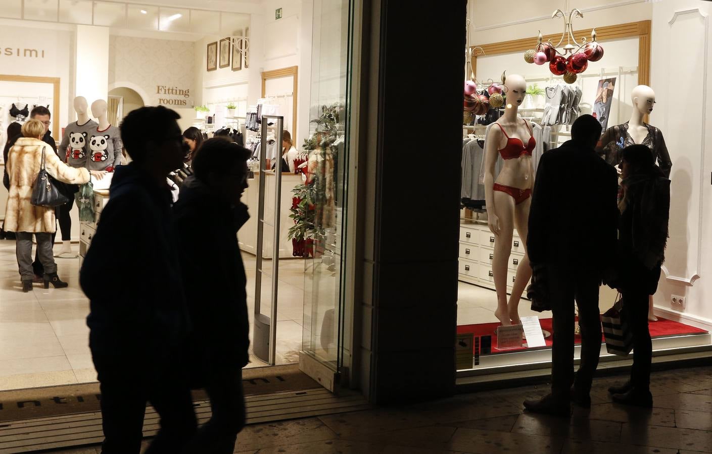 Fotos de compras navideñas en el centro de Valencia en el inicio de puente de la Constitución