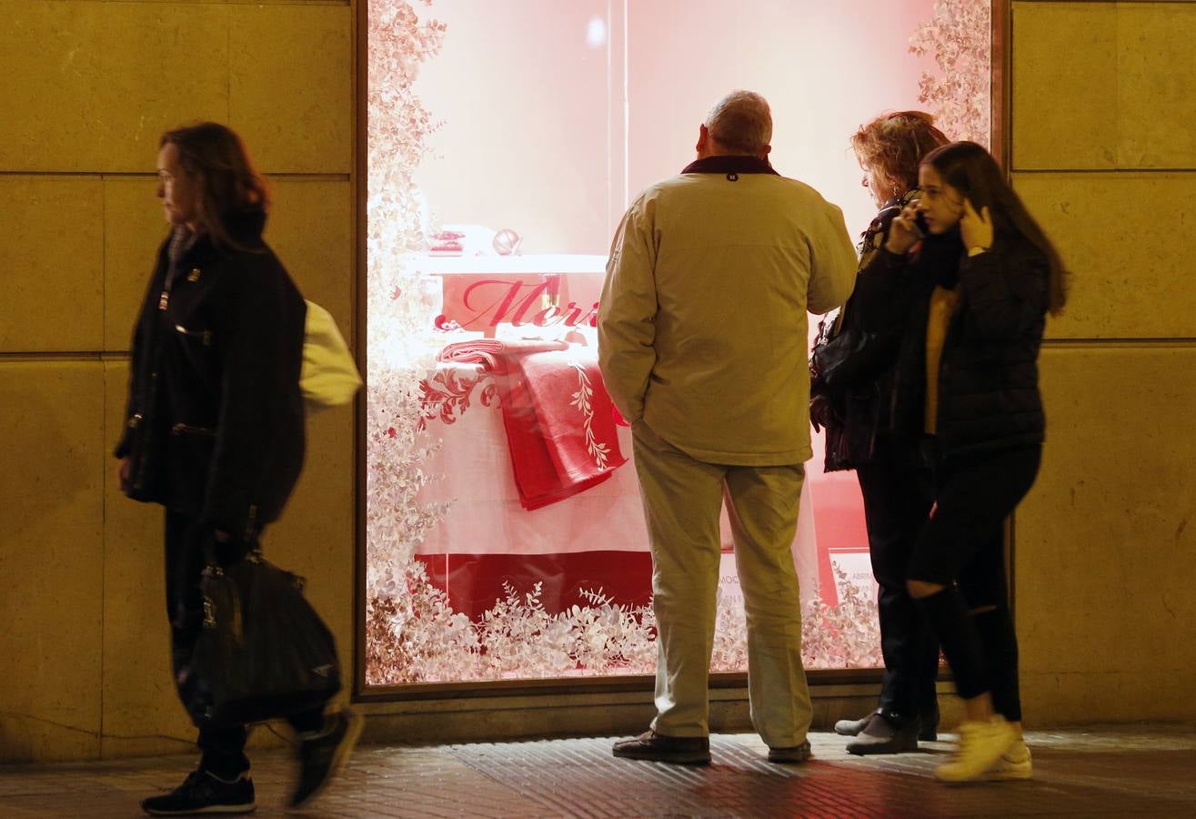 Fotos de compras navideñas en el centro de Valencia en el inicio de puente de la Constitución