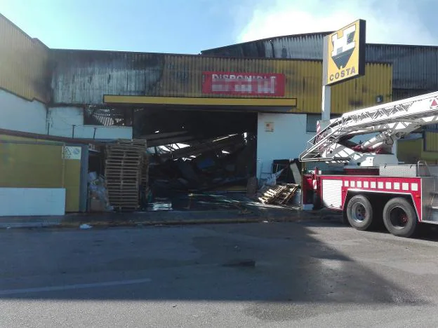 Una de las naves calcinadas ayer por el fuego en l'Alqueria, donde se aprecia el interior completamente devorado por el fuego. 