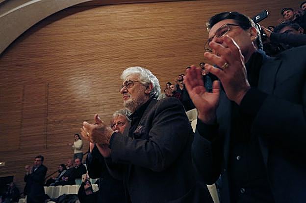 Fabio Biondi y Plácido Domingo, ayer, aplauden a Livermore en Les Arts. 