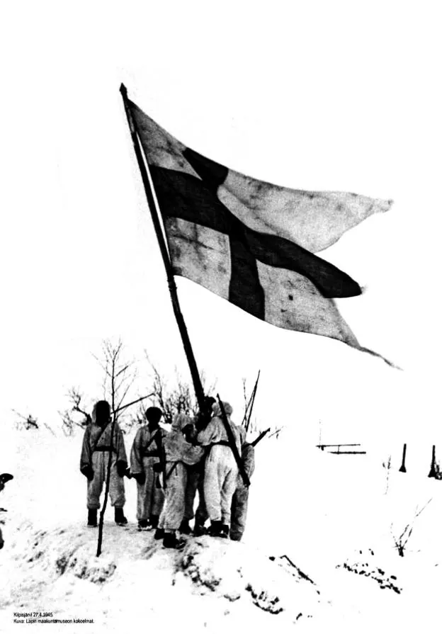 Un grupo de militares enarbola la bandera blanca y azul finlandesa tras lograr la independencia. 