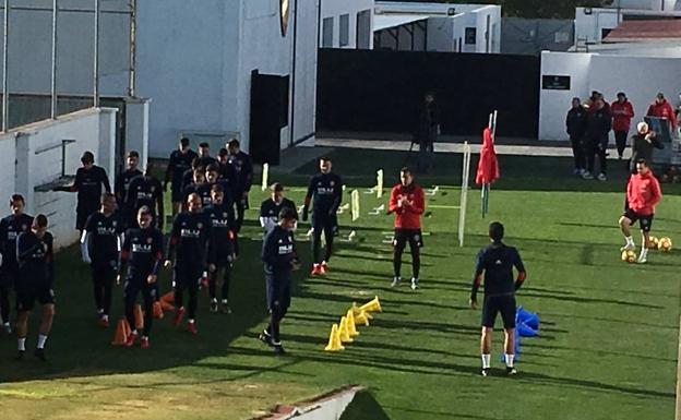 Los jugadores del Valencia durante el entrenamiento matutino.