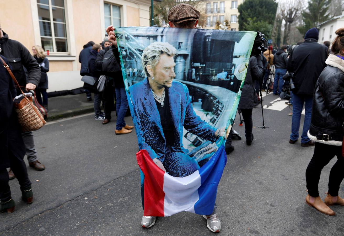 Francia lloraba este miércoles a su rey del rock, Johnny Hallyday, quien falleció la noche del martes a los 74 años a causa de un cáncer de pulmón, dejando a todo un país de luto. En la imagen, un fan con su imagen en Marnes-la-Coquette, cerca de París. 