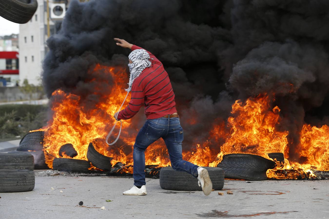 Trump reconoce Jerusalén como capital de Israel y el mundo árabe responde. Tras la llamada de Hamas a las protesta callejera, cientos de militantes y jóvenes sacan las piedras, las ondas y los cócteles molotov. Algunos enseñan sus AK-47. Arden las calles en Gaza y Cirsjordania, en Hebrón, Ramala, Naplusa, Belén...