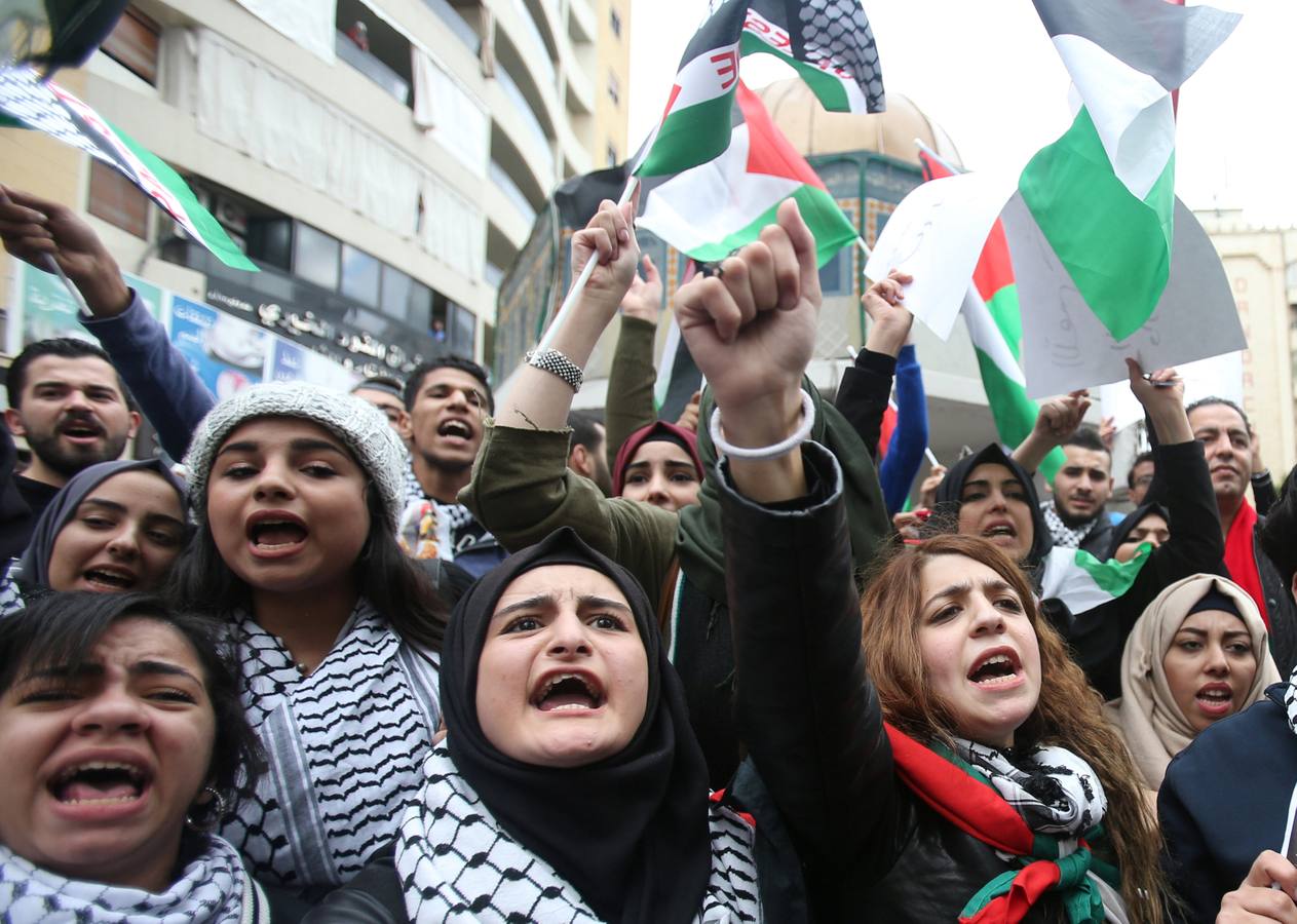 Trump reconoce Jerusalén como capital de Israel y el mundo árabe responde. Tras la llamada de Hamas a las protesta callejera, cientos de militantes y jóvenes sacan las piedras, las ondas y los cócteles molotov. Algunos enseñan sus AK-47. Arden las calles en Gaza y Cirsjordania, en Hebrón, Ramala, Naplusa, Belén...