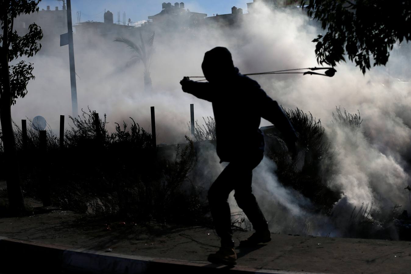 Trump reconoce Jerusalén como capital de Israel y el mundo árabe responde. Tras la llamada de Hamas a las protesta callejera, cientos de militantes y jóvenes sacan las piedras, las ondas y los cócteles molotov. Algunos enseñan sus AK-47. Arden las calles en Gaza y Cirsjordania, en Hebrón, Ramala, Naplusa, Belén...