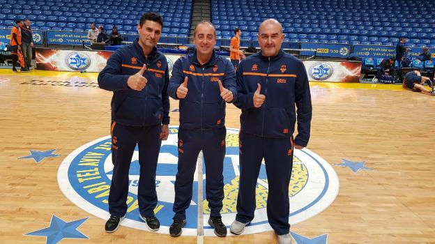 De izquierda a derecha, Juan Maroto, Txus Vidorreta y Jaume Ponsarnau, antes del entrenamiento en Tel Aviv. 