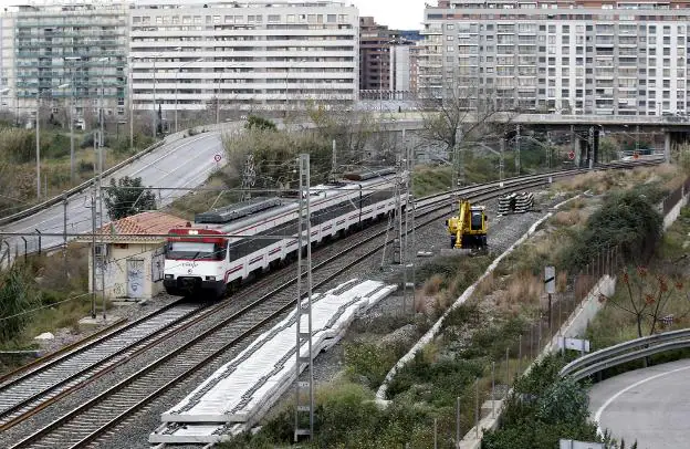 Obras del tercer carril a su paso por Nazaret. 