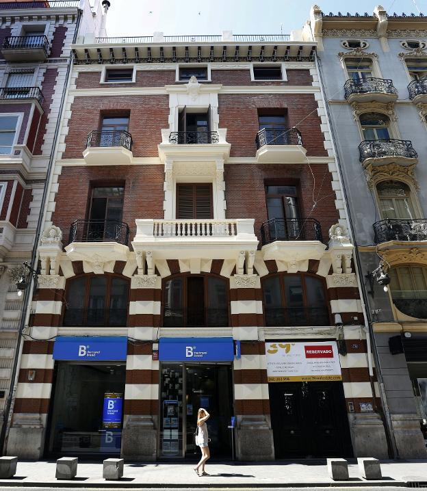 Edificio de la calle de la Paz, en obras para acoger un nuevo hotel. 