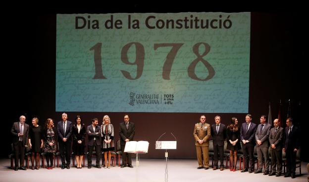 El Consell, en el acto celebrado ayer en Alicante para conmemorar la Constitución. 