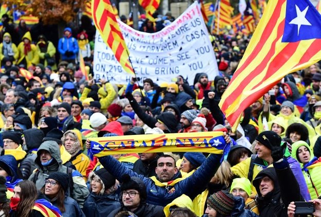 Unas 45.000 personas se manifiestan en Bruselas a favor de la independencia de Cataluña.
