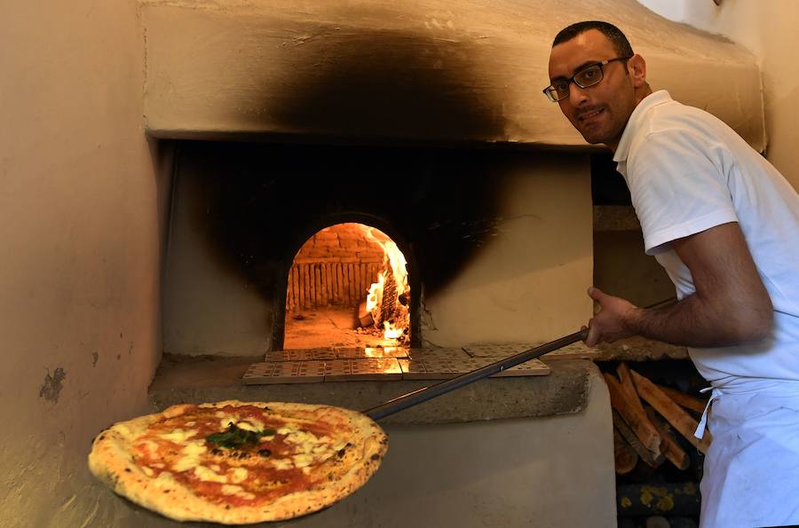 El arte de los "pizzaoili" napolitanos que durante siglos han hecho revolear la masa de esta especialidad mundialmente conocida de la cocina italiana entró este jueves en la lista de Patrimonio Inmaterial de la Humanidad de la Unesco.