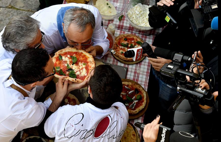 El arte de los "pizzaoili" napolitanos que durante siglos han hecho revolear la masa de esta especialidad mundialmente conocida de la cocina italiana entró este jueves en la lista de Patrimonio Inmaterial de la Humanidad de la Unesco.