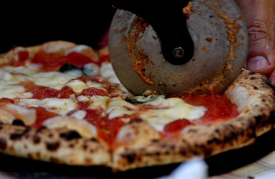 El arte de los "pizzaoili" napolitanos que durante siglos han hecho revolear la masa de esta especialidad mundialmente conocida de la cocina italiana entró este jueves en la lista de Patrimonio Inmaterial de la Humanidad de la Unesco.