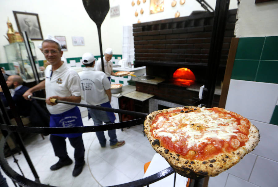 El arte de los "pizzaoili" napolitanos que durante siglos han hecho revolear la masa de esta especialidad mundialmente conocida de la cocina italiana entró este jueves en la lista de Patrimonio Inmaterial de la Humanidad de la Unesco.