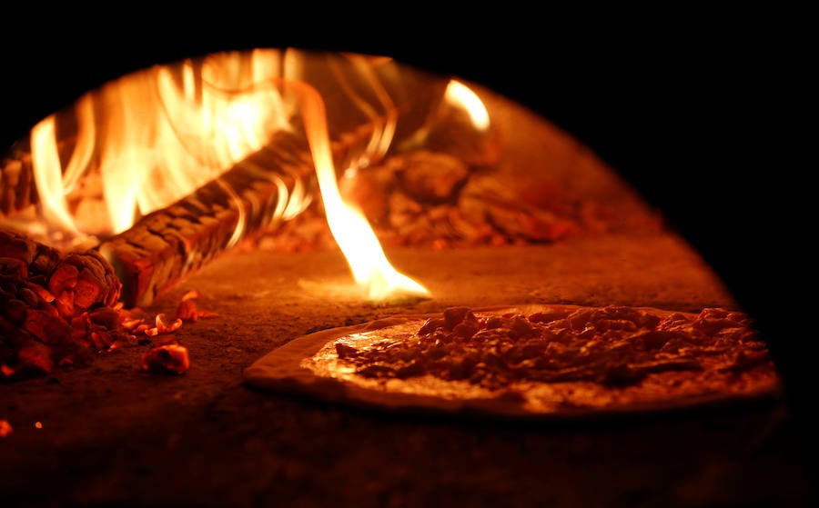 El arte de los "pizzaoili" napolitanos que durante siglos han hecho revolear la masa de esta especialidad mundialmente conocida de la cocina italiana entró este jueves en la lista de Patrimonio Inmaterial de la Humanidad de la Unesco.