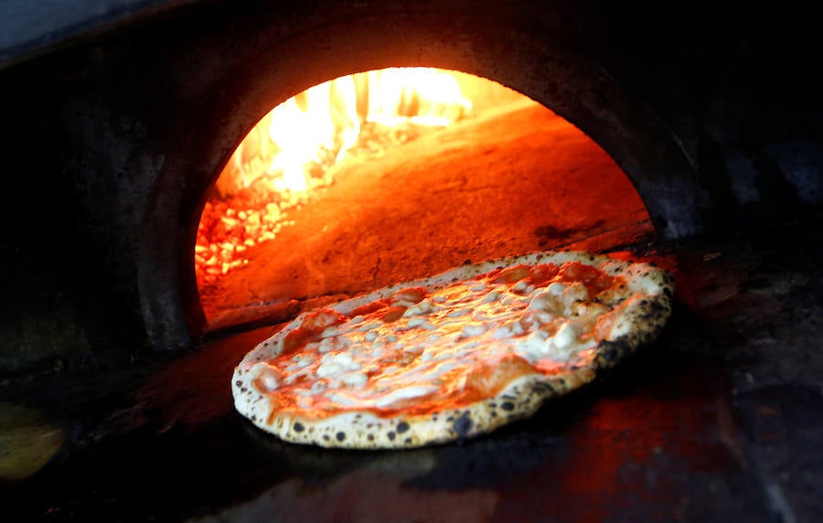 El arte de los "pizzaoili" napolitanos que durante siglos han hecho revolear la masa de esta especialidad mundialmente conocida de la cocina italiana entró este jueves en la lista de Patrimonio Inmaterial de la Humanidad de la Unesco.