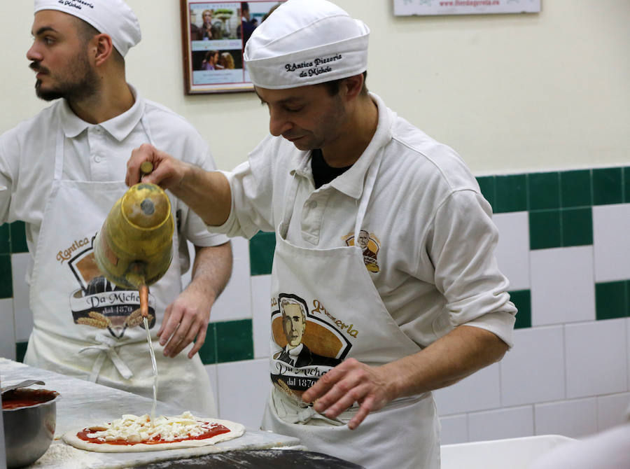 El arte de los "pizzaoili" napolitanos que durante siglos han hecho revolear la masa de esta especialidad mundialmente conocida de la cocina italiana entró este jueves en la lista de Patrimonio Inmaterial de la Humanidad de la Unesco.