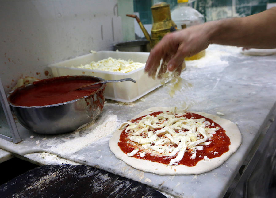 El arte de los "pizzaoili" napolitanos que durante siglos han hecho revolear la masa de esta especialidad mundialmente conocida de la cocina italiana entró este jueves en la lista de Patrimonio Inmaterial de la Humanidad de la Unesco.