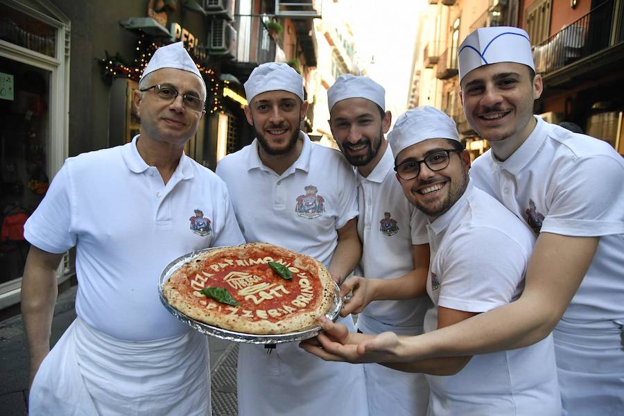 El arte de los "pizzaoili" napolitanos que durante siglos han hecho revolear la masa de esta especialidad mundialmente conocida de la cocina italiana entró este jueves en la lista de Patrimonio Inmaterial de la Humanidad de la Unesco.