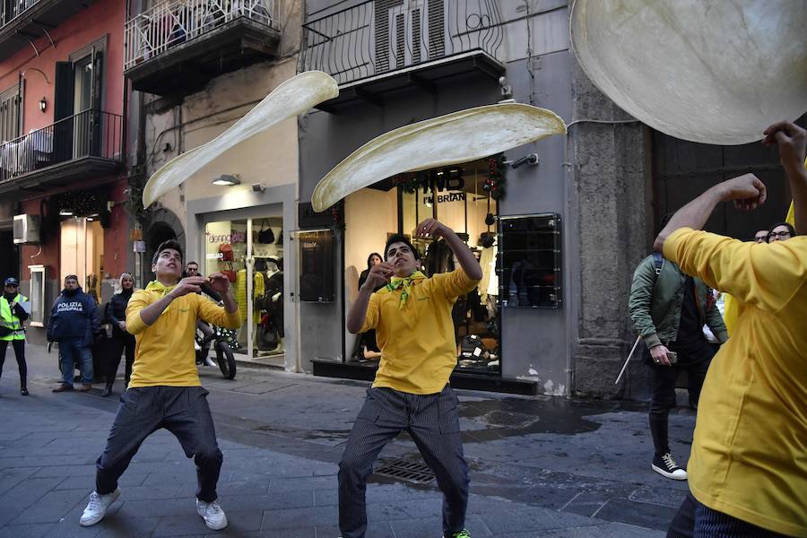 El arte de los "pizzaoili" napolitanos que durante siglos han hecho revolear la masa de esta especialidad mundialmente conocida de la cocina italiana entró este jueves en la lista de Patrimonio Inmaterial de la Humanidad de la Unesco.