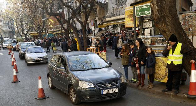 Varios coches, en un atasco en la avenida María Cristina frente al Mercado Central ayer. 