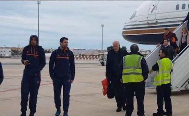 Juan Roig aterriza en el aeropuerto de Manises junto a la plantilla de Valencia Basket.