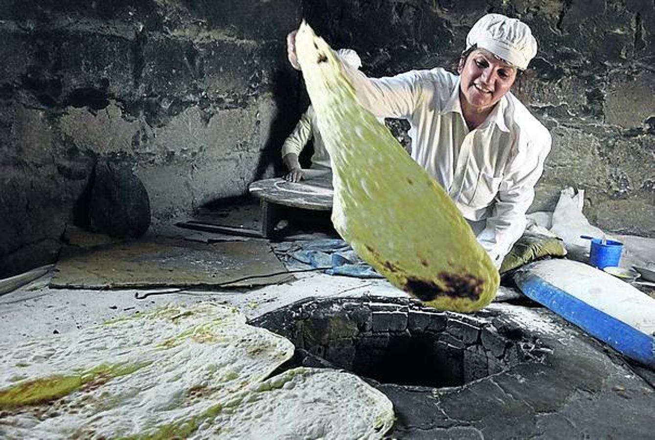 Lavash de Armenia: Es un pan tradicional delgado que forma parte de la tradición culinaria armenia. Realizado por un grupo reducido de mujeres, su preparación exige un trabajo considerable y una capacidad de coordinación, experiencia y técnicas especiales.