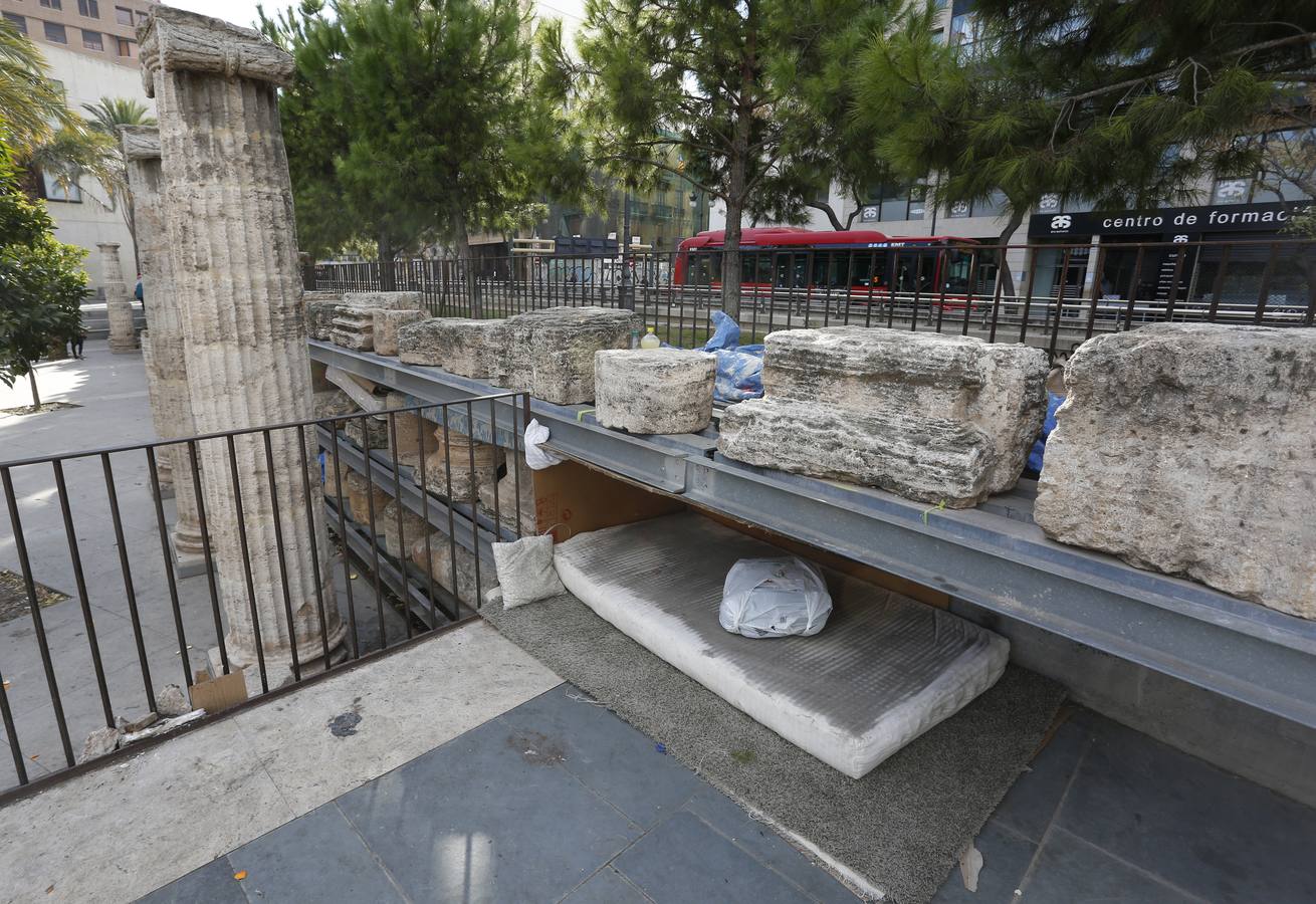 Fotos del abandono del jardín del antiguo hospital de Valencia