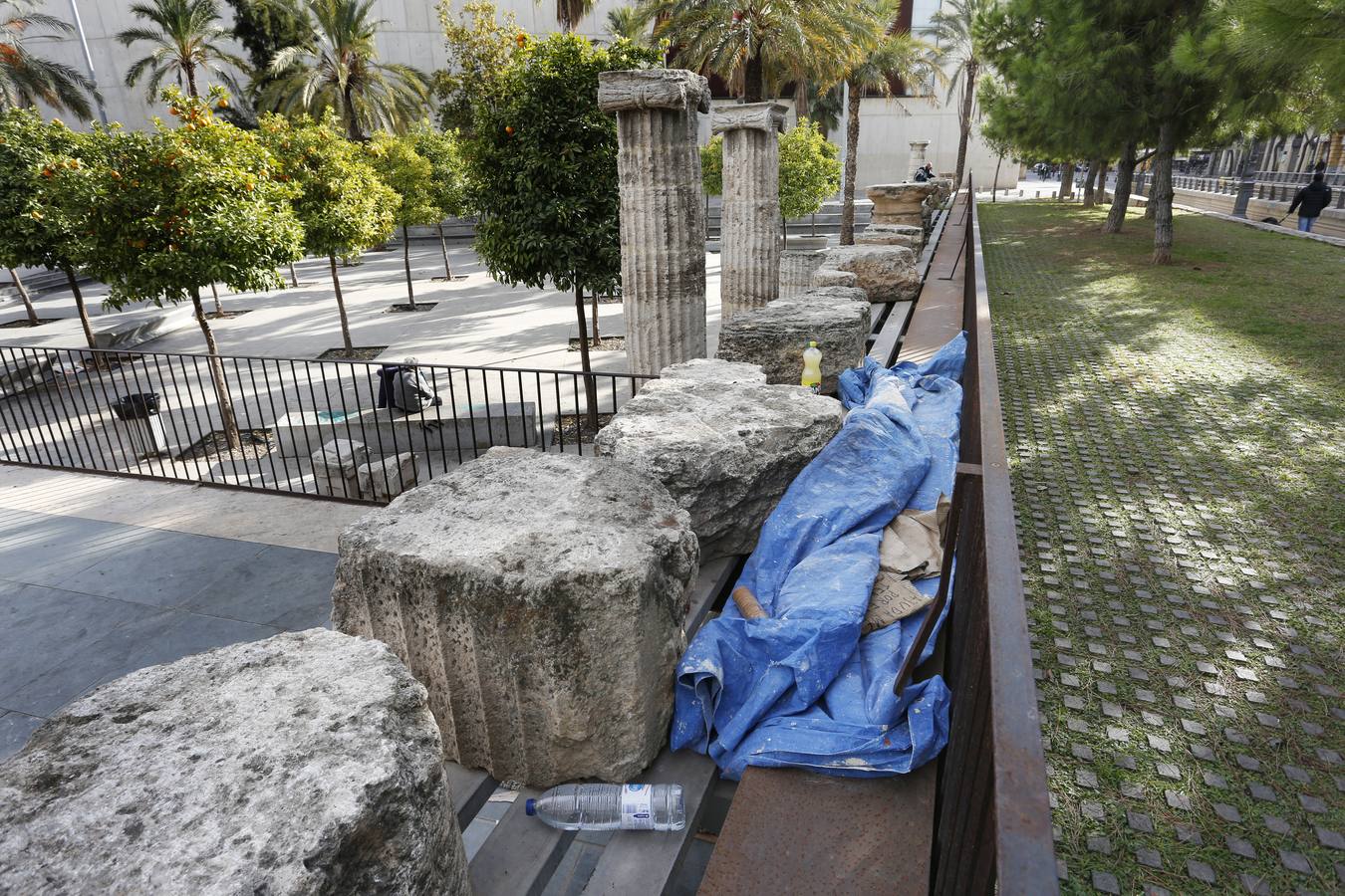 Fotos del abandono del jardín del antiguo hospital de Valencia