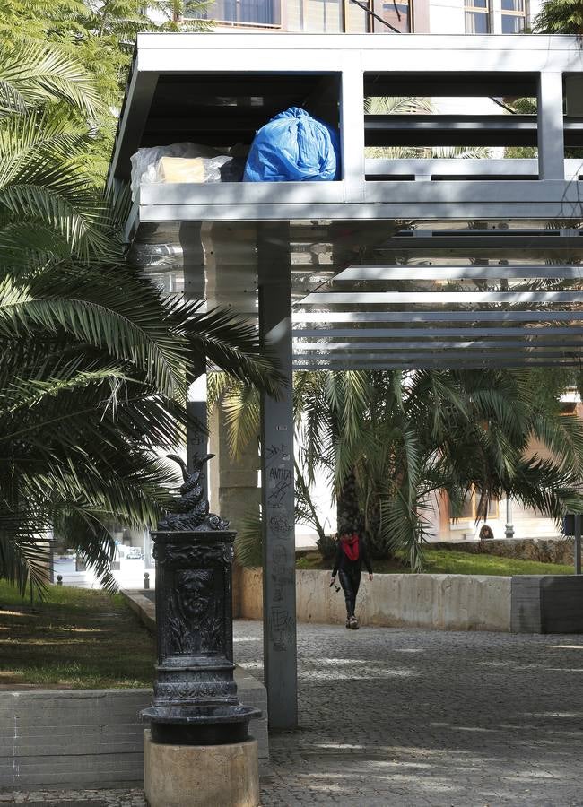 Fotos del abandono del jardín del antiguo hospital de Valencia