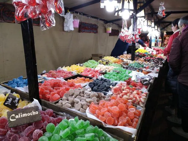 Un puesto de dulces situado en el mercado medieval instalado en la calle Marqués de Campo en Dénia.  B. Ortolà