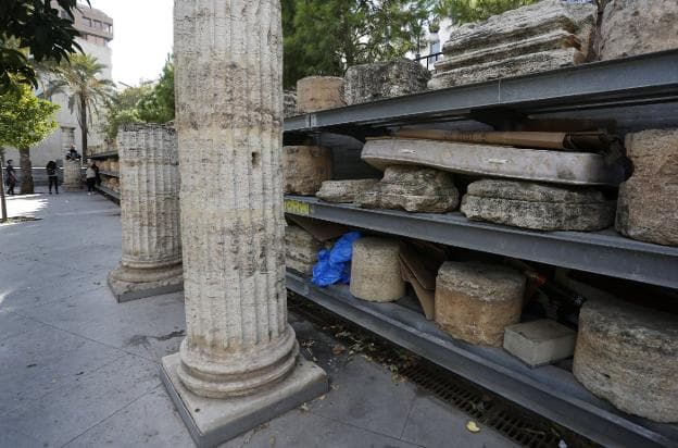 Colchones y cartones entre las columnas del siglo XVI del antiguo hospital. 