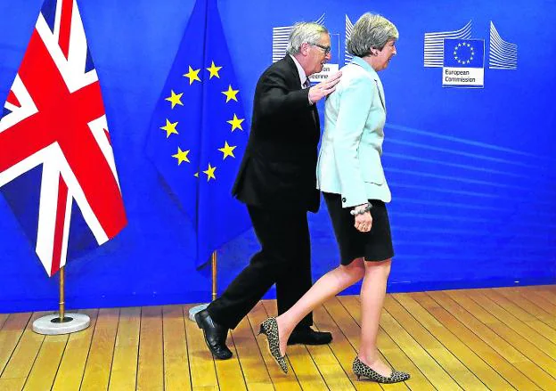 Juncker y May abandonan la sala donde ofrecieron la rueda de prensa en la que se anunció el acuerdo. 