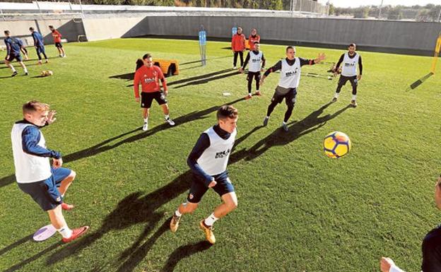 Los futbolistas del Valencia, en el entrenamiento previo al duelo de esta noche contra el Celta. 