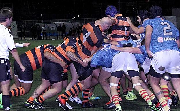 Los jugadores de Les Abelles durante una acción del partido.