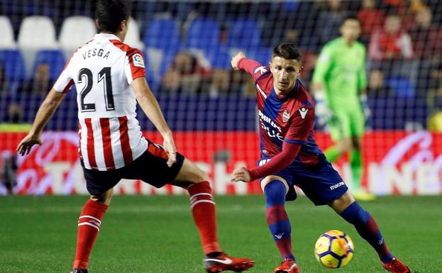 Enis Bardhi disputa el balón con Mikel Vesga.