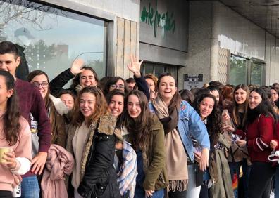 Imagen secundaria 1 - Locura musical por un autógrafo de OT en Valencia