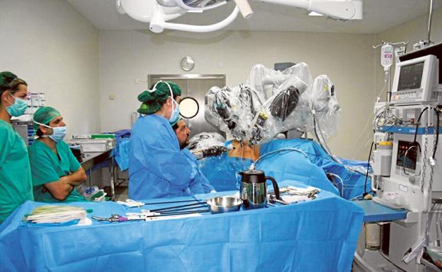 Equipo médico en un quirófano de un hospital valenciano.