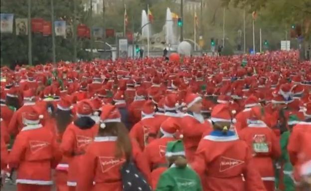 10.000 Papas Noel tiñen de rojo el centro de Madrid