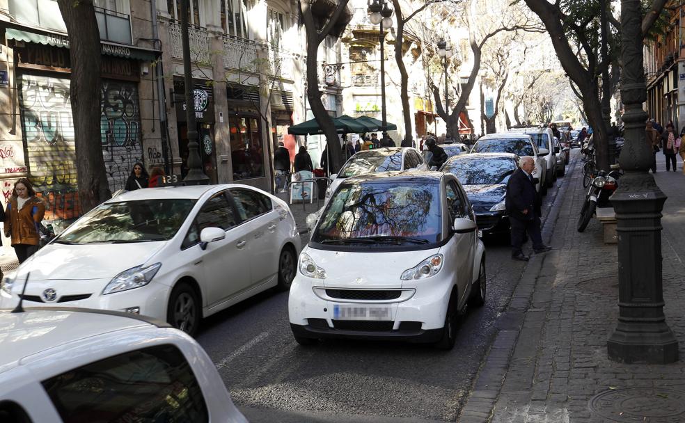 Circulación densa en el centro de Valencia. 